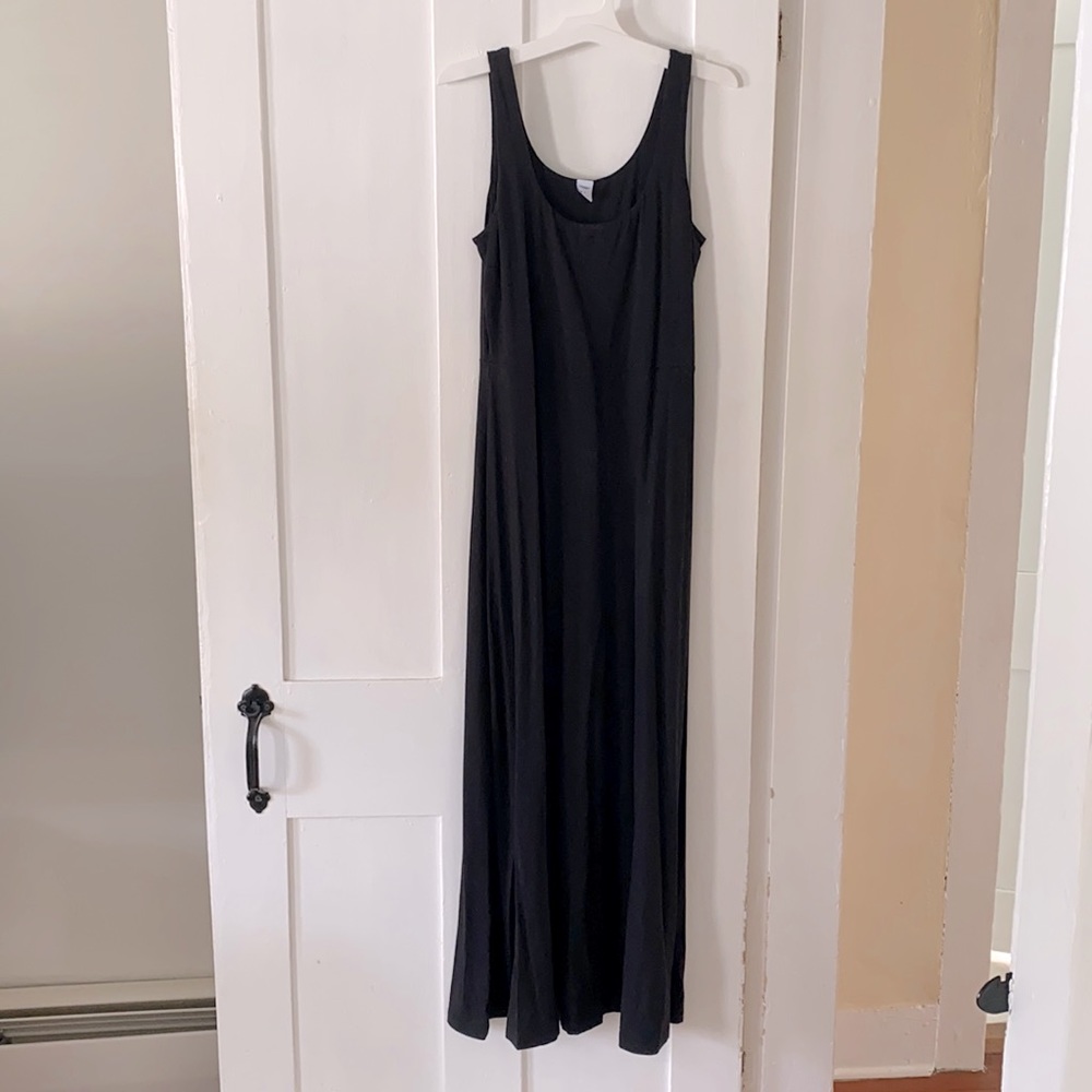 Small black ankle length Old Navy dress.